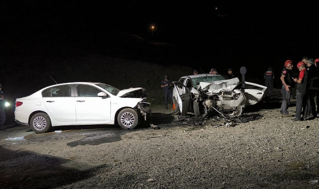 İki Otomobil Çarpıştı:2 Ölü,6 Yaralı