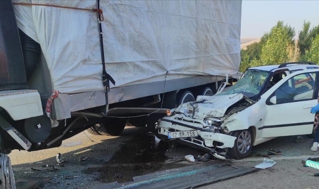 Kamyona Çarpan Otomobildeki 3 Kişi Öldü