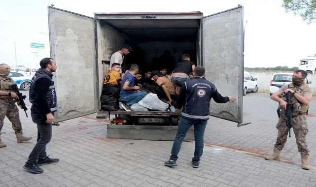 Kamyonet Kasasında 32 Düzensiz Göçmen Yakalandı