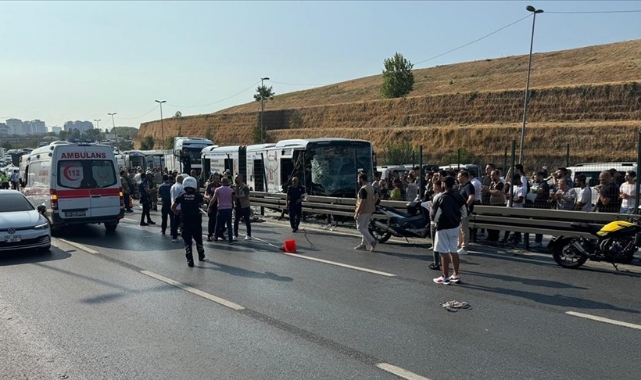 Metrobüsler Çarpıştı:10 Yaralı