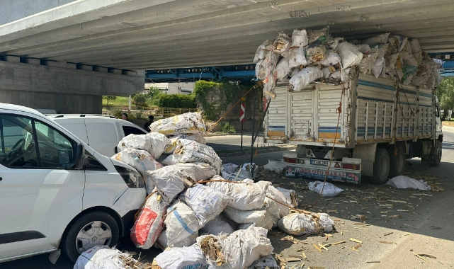 Odun Yüklü Kamyon Köprü Altında Sıkıştı