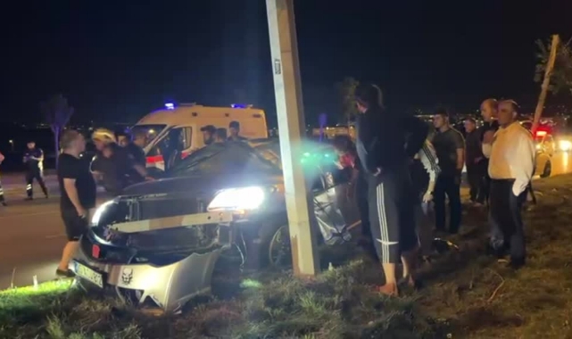 Otomobil Elektrik Direğine Çarptı:1 Ölü,2 Yaralı