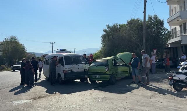 Otomobil Kamyonetle Çarpıştı:3 Yaralı