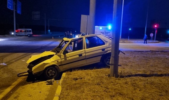 Otomobil Kamyonla Çarpıştı:1 Ölü,1 Yaralı