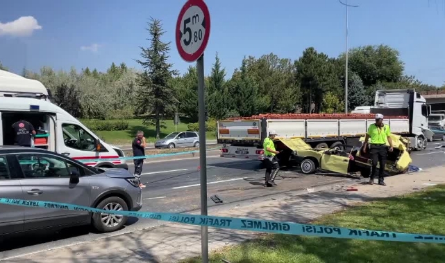 Otomobil Karşı Şeride Daldı:1 Ölü,3 Yaralı