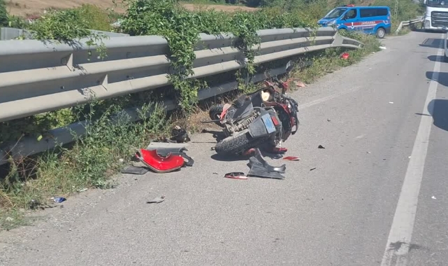 Otomobille Çarpışan Elektrikli Bisikletteki Çift Yaralandı