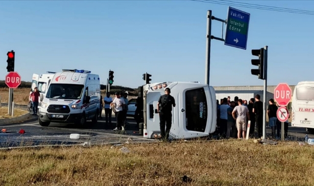 Servis Midibüsü Hafif Ticari Araçla Çarpıştı:12 Yaralı