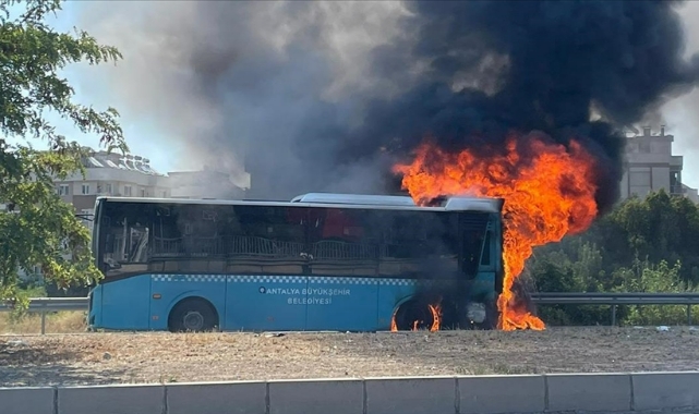 Seyir Halindeki Halk Otobüsü Yandı