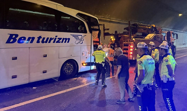 Tünelde Zincirleme Trafik Kazası:15 Yaralı