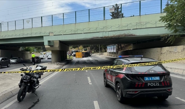 Üst Geçide Çarpıp İETT Otobüsünün Üstüne Devrildi