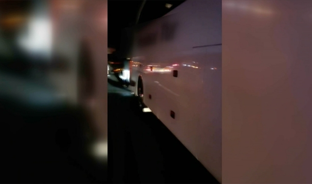 Yolcu Otobüsü Tıra Çarptı:20 Yaralı