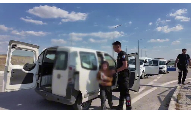 11 Düzensiz Göçmen İle 1 İnsan Kaçakçısı Yakalandı