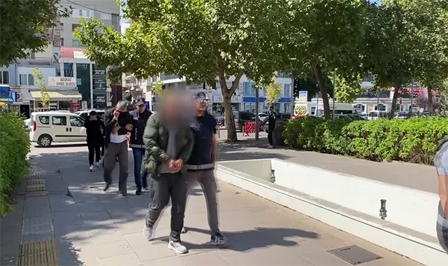 15 Düzensiz Göçmen Yakalandı, 3 Kaçakçı Tutuklandı