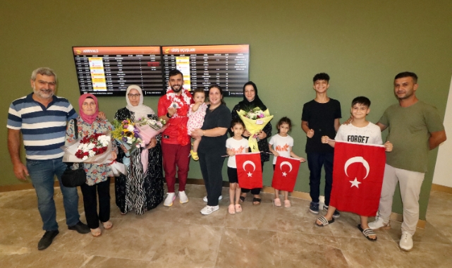 Adanalı Fatih Çelik, Memleketinde Çiçeklerle Karşılandı