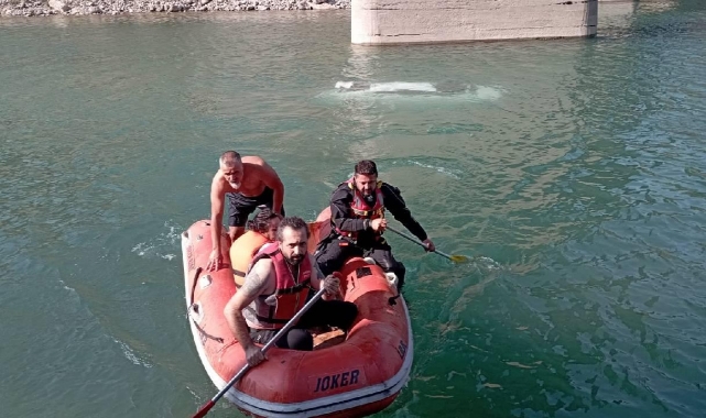 Akarsuya Düşen Otomobilden Kendi Çabalarıyla Çıktılar