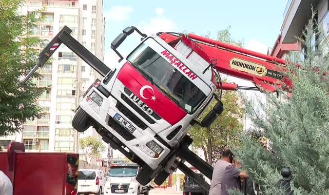 Binanın Çatısına Yük Taşıyan Vinç Yan Yattı