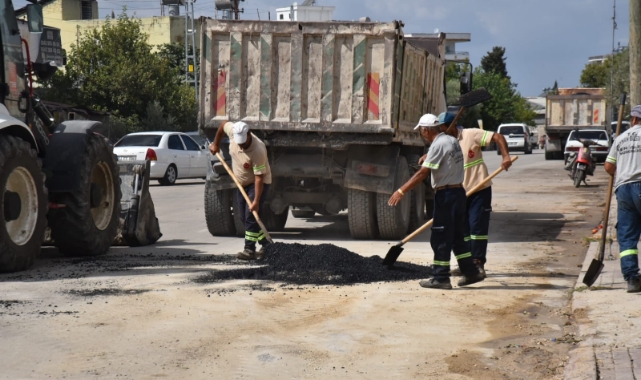 Ceyhan Belediyesi'nden Yol ve Kaldırım Onarım Seferberliği