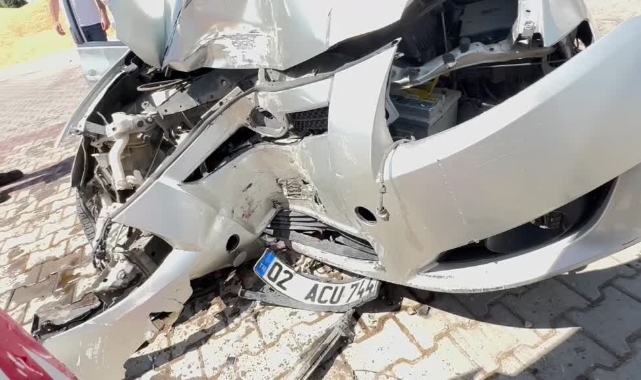 Elektrik Direğine Çarpan Otomobilin Sürücüsü Öldü