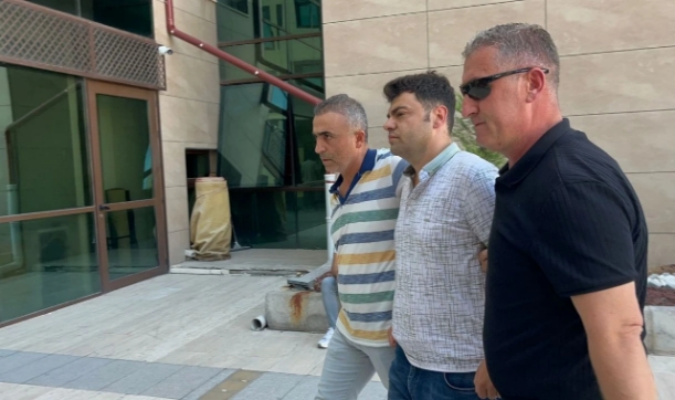 Eşini Boğazından Bıçakladı!