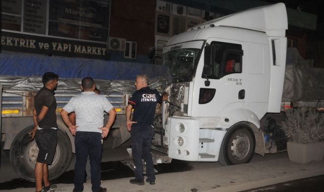 Freni Boşalan Tır Önce Otomobile Sonra Tıra Çarptı