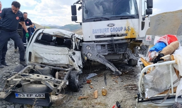 Hafriyat Kamyonu İle Pikap Çarpıştı:3 Ölü,2 Yaralı