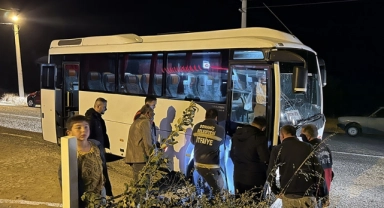 İşçi Servisi Hafif Ticari Araçla Çarpıştı:10 Yaralı