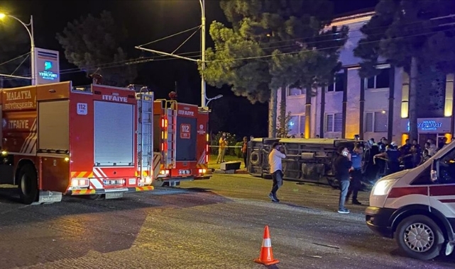 İşçi Servisi Otomobille Çarpıştı:1 Ölü,14 Yaralı