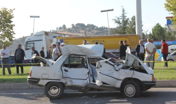 İşçi Servisi Otomobille Çarpıştı:1 Ölü
