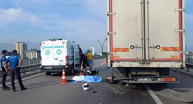 Kamyona Çarptı, Öldü