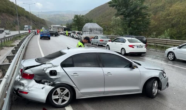 Kayganlaşan Yolda Zincirleme Trafik Kazası:5 Yaralı