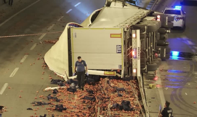 Kontrolden Çıkan Tır Devrildi,Sürücü Öldü
