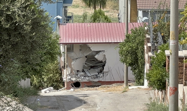 Çöp Kamyonu Kontrolden Çıktı, Evin Mutfağına Daldı