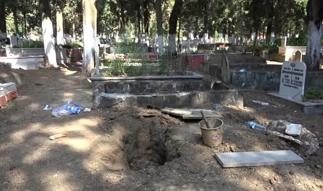 Mezarlıkta Define Arıyorlarmış!