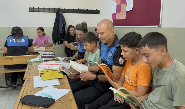 Öğrencilere Kitap Dağıtıp, Birlikte Okudular
