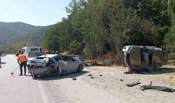 Otomobiller Çarpıştı:8 Yaralı