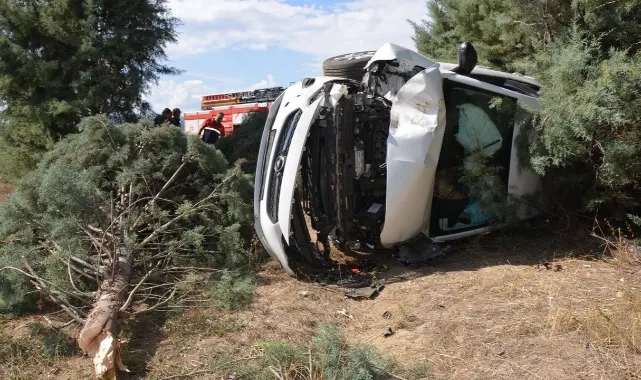 Şarampole Devrilen Otomobildeki Anne Ve İkiz Bebekleri Yaralandı