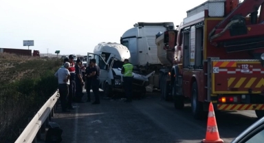 Tır İle Servis Minibüsü Çarpıştı