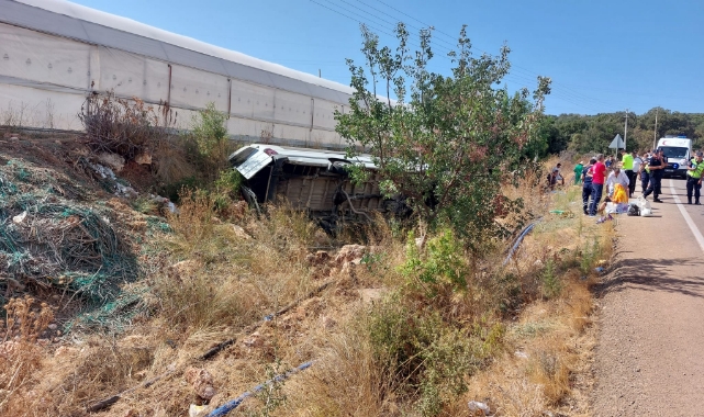 Turistleri Taşıyan Midibüs Şarampole Devrildi