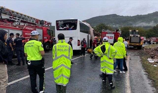 Yolcu Otobüsü Kamyonla Çarpıştı:2 Ölü,23 Yaralı