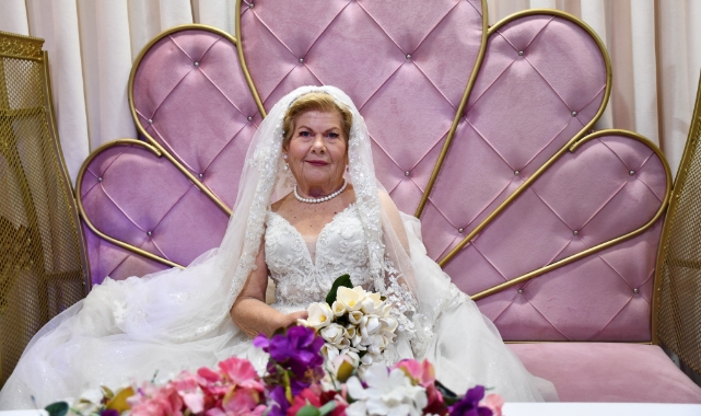 83 Yaşında Gelinlik Giydi