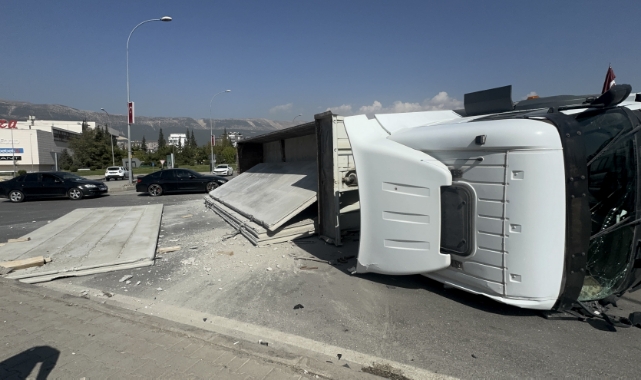 Beton Blok Yüklü Tır Devrildi