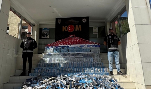 Dur İhtarına Uymayan Araçtan 18 Bin 100 Paket Kaçak Sigara Çıktı