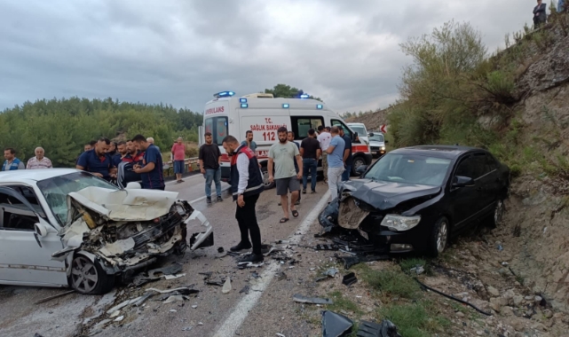 İki Otomobil Çarpıştı:1 Ölü,1 Yaralı