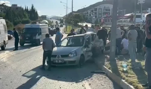 Kavşakta Feci Kaza:1 Ölü,2 Yaralı