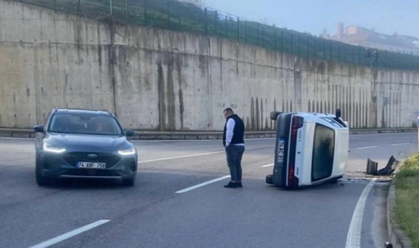Kontrolden Çıktı, Elektrik Direğine Çarptı