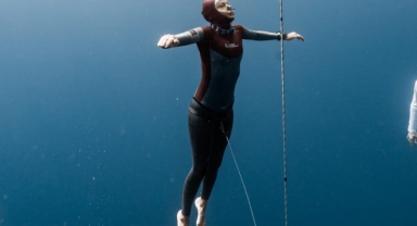 Milli Sporcu Birgül Erken'den Paletsiz Dalış Rekoru