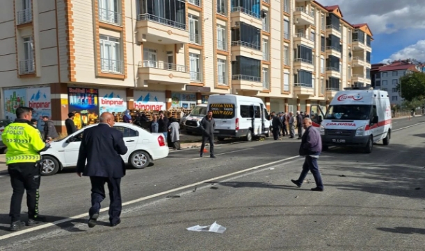Minibüs İle Otomobil Çarpıştı:3 Yaralı