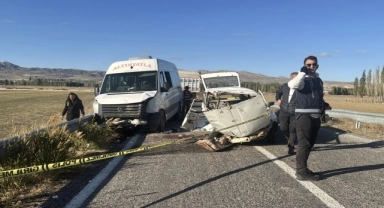 Minibüsle Otomobil Çarpıştı:1 Ölü,3 Yaralı