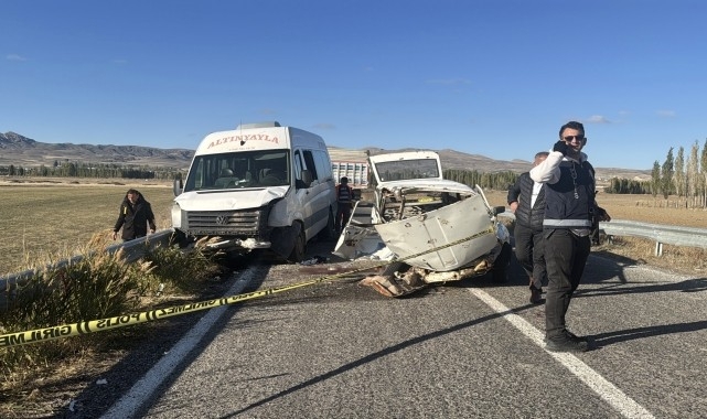 Minibüsle Otomobil Çarpıştı:1 Ölü,3 Yaralı