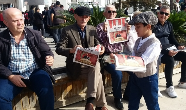 Öğrenciler, Cumhuriyet'in İlan Edildiğini Duyuran Gazete Dağıttı